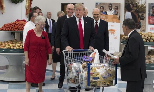 Tổng thống Mỹ Donald Trump bên xe đẩy khi tham quan trung tâm phân phối thực phẩm trợ giúp người nghèo của một nhà thờ hôm 4.12.2017 ở Salt Lake City. Ảnh: AP