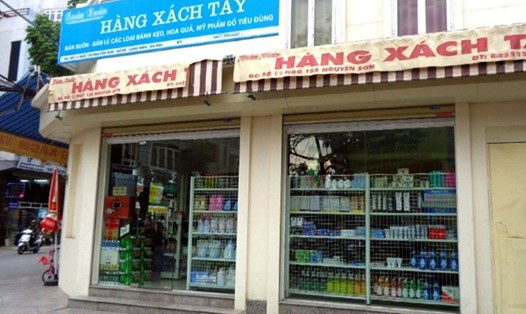 Một cửa hàng bán đồ xách tay trên phố Nguyễn Sơn trước thời điểm Báo Lao Động đăng tải loạt bài phản ánh.