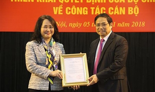 Trưởng Ban Tổ chức TƯ Phạm Minh Chính trao quyết định cho bà Lâm Thị Phương Thanh