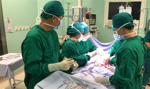 Phẫu thuật viên của Bệnh viện Nhi Đồng TPHCM tiến hành cầm máu cho bệnh nhi 