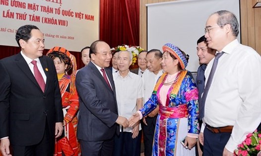 Thủ tướng Nguyễn Xuân Phúc trao đổi cùng các đại biểu tại Hội nghị Ủy ban Trung ương Mặt trận Tổ quốc Việt Nam. Ảnh: VIỆT DŨNG/SGGP