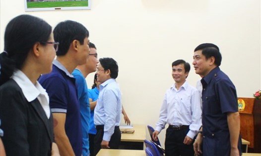 Chủ tịch Tổng LĐLĐ Việt Nam Bùi Văn Cường thăm hỏi các học viên - Ảnh: Kim Đồng