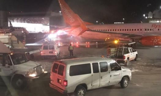 Máy bay của Sunwing Airlines bị bốc cháy trên đường băng. Ảnh: CBC