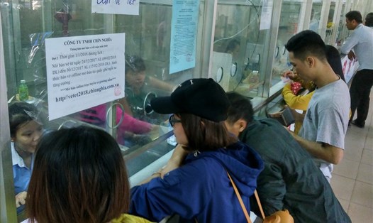 Hành khách mua vé xe Tết ở quầy vé xe thương hiệu trong Bến xe Miền Đông.  Ảnh: M.Q