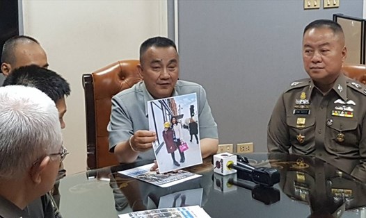 Các quan chức Thái Lan cầm bức ảnh cựu Thủ tướng Thái Lan Yingluck Shinawatra ở London, Anh đang phát tán trên mạng xã hội. Ảnh: The Nation