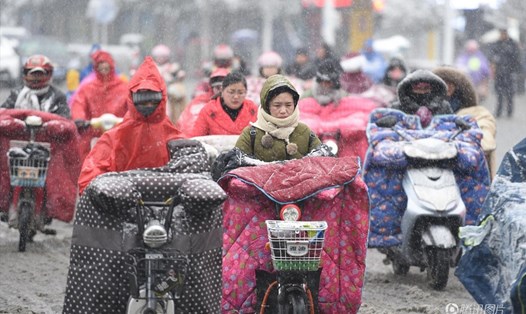 Người dân Trung Quốc phải quấn chăn bông ra đường vì quá lạnh.