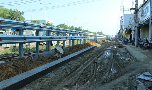 Một đoạn đường thuộc dự án đường dân sinh kéo dài từ nút giao Ngã ba Huế đến Ngã tư Hòa Cầm đang thi công dang dở. (ảnh: Bảo Trung )