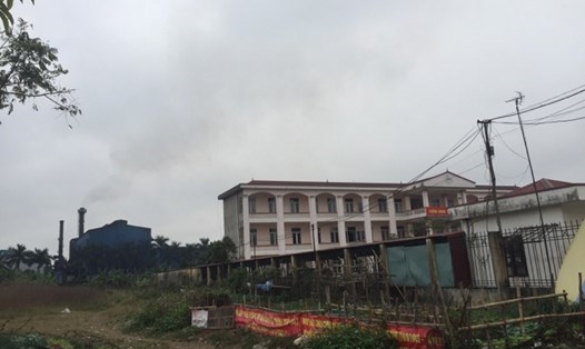 Nhà máy Thép Việt Nhật nằm sát cạnh hai ngôi trường THCS và Tiểu học Quán Toan - anh HH