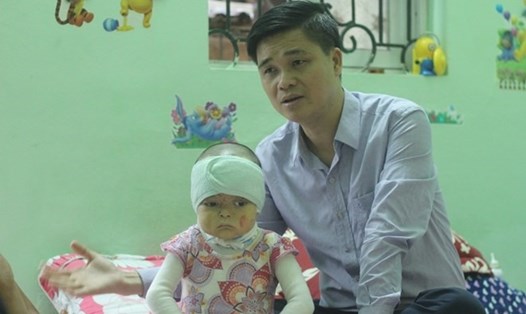 Ông Ngọ Duy Hiểu - Trưởng ban Quan hệ Lao động Tổng Liên đoàn Lao Động Việt Nam thay mặt Quỹ Tấm lòng Vàng thăm hỏi gia đình bé Lê An Khanh.