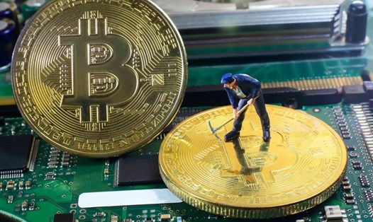 Bitcoin hoạt động trên một hệ thống mạng không có máy chủ trung tâm. Thay vì thế, đồng tiền này lưu hành trên một mạng lưới rất nhiều máy tính, còn được gọi là các “thợ mỏ”.