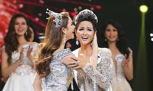 H'Hen Niê đăng quang Hoa hậu Hoàn vũ VN 2017. Ảnh: Zing
