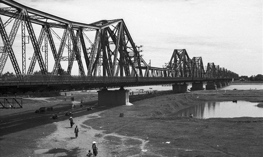 Cầu Long Biên bắc qua sông Hồng, ảnh tư liệu chụp năm 1940.