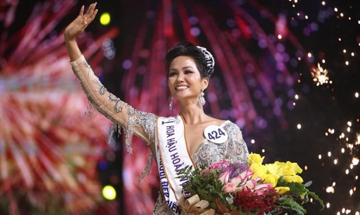 Khoảng khắc H'hen Niê đăng quang Hoa hậu Hoàn vũ Việt Nam 2017 