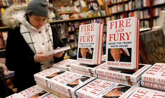 Sách "Fire and Fury: Inside the Trump White House" của tác giả Michael Wolff bày bán tại một nhà sách New York ngày 5.1.2018. Ảnh: Reuters