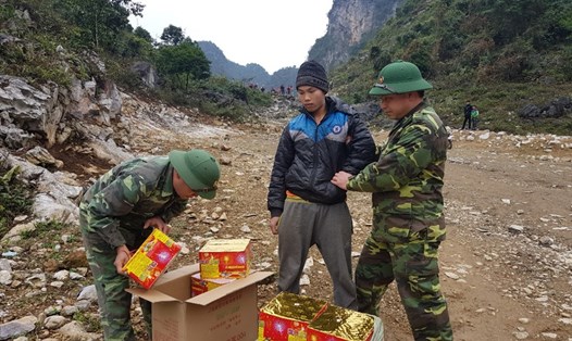 Bô đội biên phòng cửa khẩu Trà Lĩnh bắt giữ đối tượng Nông Văn Khiêm cùng số pháo tang vật.