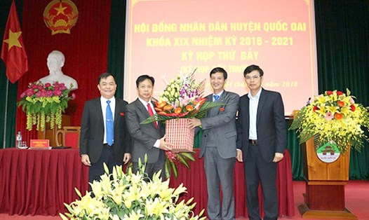 Ông Phùng Văn Dũng (thứ 2 từ trái qua) được bầu làm Chủ tịch HĐND huyện Quốc Oai nhiệm kỳ 2016-2021.