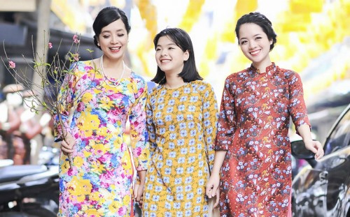 Nghệ sĩ Chiều Xuân *ngoài cùng, bên trái) cho rằng nhất thiết phải giữ Tết truyền thống vì đó là văn hóa.  Ảnh: N.V