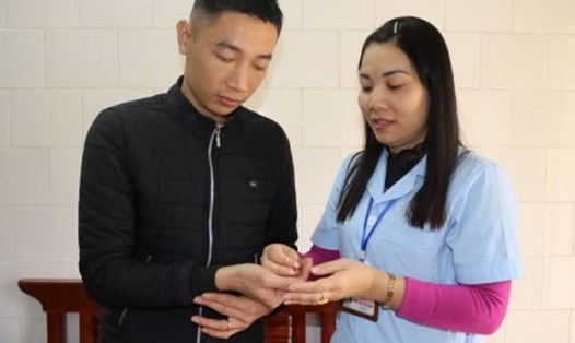  Anh Nguyễn Minh Khoa vui mừng nhận lại 3 chỉ vàng từ tay nhân viên y tế Bệnh viện Trung ương Thái Nguyên. 