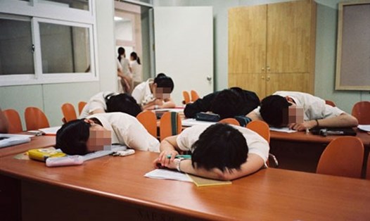 Áp lực học hành khiến học sinh mệt mỏi, thiếu ngủ (ảnh minh họa)