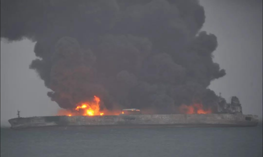 Tàu chở dầu SANCHI bốc cháy sau vụ va chạm. Ảnh: Reuters