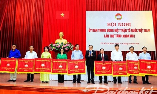 Chủ tịch UBTƯ MTTQ Việt Nam Trần Thanh Mẫn trao tặng cờ cho các đơn vị xuất sắc toàn diện. Ảnh: Quang Vinh.