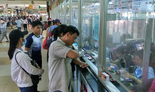 Hành khách tập trung mua vé xe Tết tại các quầy vé của hãng xe thương hiệu tại BXMĐ. Ảnh: MINH QUÂN