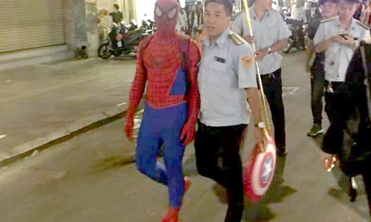 Thanh niên mặc đồ người nhện bị xử phạt hành chính. 