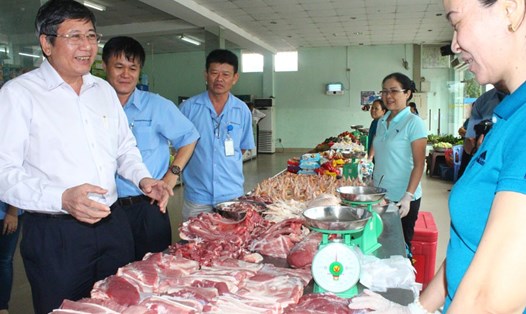 Phó Chủ tịch Thường trực Tổng LĐLĐVN Trần Thanh Hải kiểm tra thực phẩm tại siêu thị giá rẻ ChangShin VN. Ảnh: HÀ ANH CHIẾN