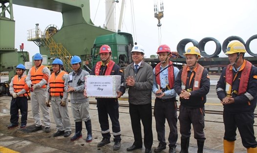 Lãnh đạo LĐLĐ Hà Tĩnh tặng quà cho công nhân Cty Formosa Hà Tĩnh nhân dịp đầu năm mới 2018. Ảnh: Trần Tuấn

