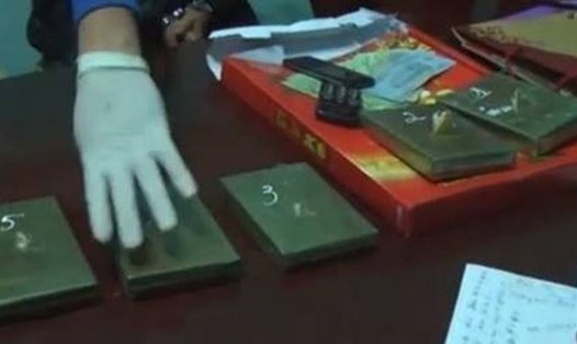 5 bánh heroin được giấu trong bloc lịch đang trên đường vận chuyển bị Công an tỉnh Hưng Yên bắt giữ. Ảnh CTV