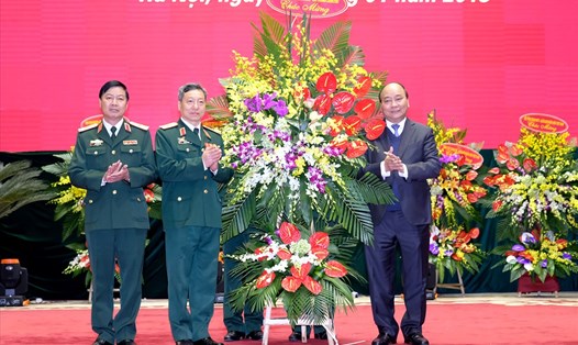 Thủ tướng Nguyễn Xuân Phúc tặng hoa chúc mừng Bộ Tư lệnh Tác chiến không gian mạng. Ảnh: VGP