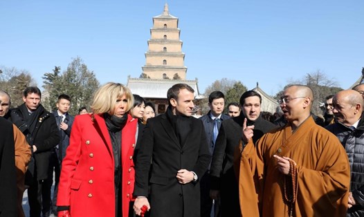 Tổng thống Pháp Emmanuel Macron và Phu nhân Brigitte Macron đến Tây An hôm 8.1 trong chuyến thăm Trung Quốc. Ảnh: France24
