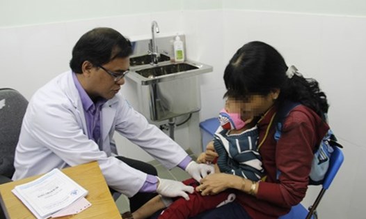 Bác sĩ thăm khám cho một bé trai bị chứng vùi dương vật