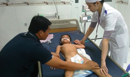 Các cháu nhỏ nằm điều trị tại bệnh viện nhi đồng Cần Thơ (ảnh: Tr.L)