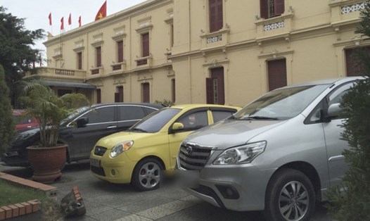 Khu vực phía bên trong Nhà hát thành phố Hải Phòng có rất nhiều ô tô dừng đỗ. Ảnh TV
