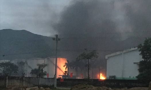 2 chiếc xe bồn của nhà máy cồn Đại Tân bất ngờ bốc cháy dữ dội. Ảnh: CTV
