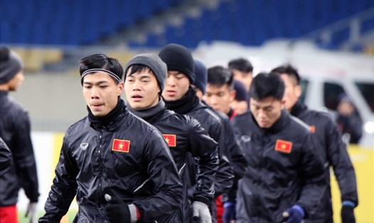 Công Phượng và các đồng đội làm quen sân Kunshan Sport Center. Ảnh: VFF