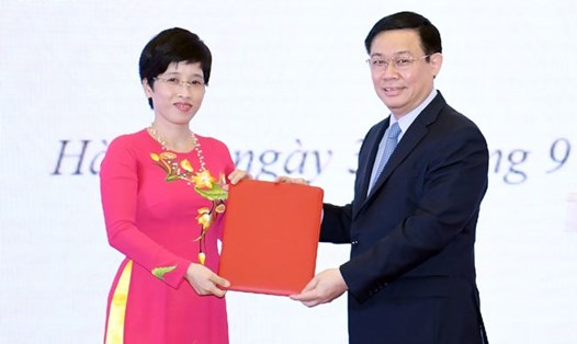 Phó Thủ tướng Vương Đình Huệ trao quyết định cho bà Nguyễn Thị Phú Hà. (Ảnh VGP/Quang Hiếu)