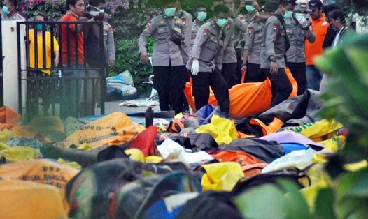 Indonesia tổ chức chôn cất tập thể cho các nạn nhân động đất, sóng thần. Ảnh: ghparrotonline