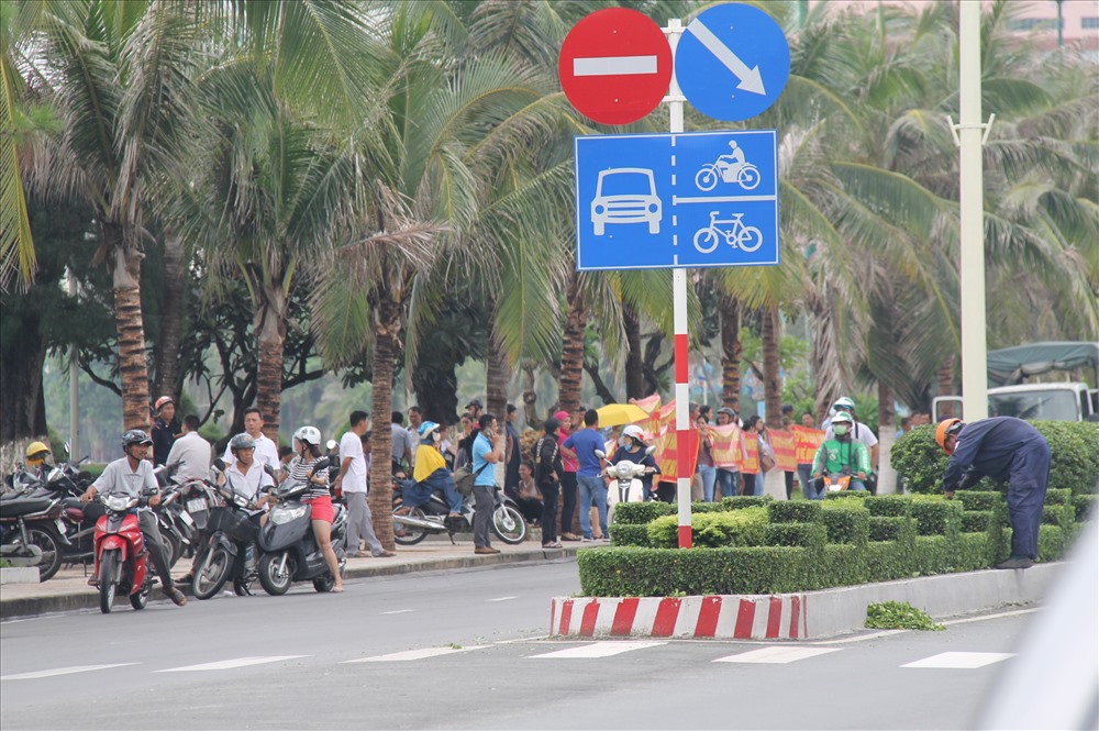 Cư dân mua nhà tại dự án HQC Nha Trang tập trung trước trụ sở UBND tỉnh nhờ chính quyền tỉnh can thiệp, bảo vệ quyền lợi. Ảnh: PV