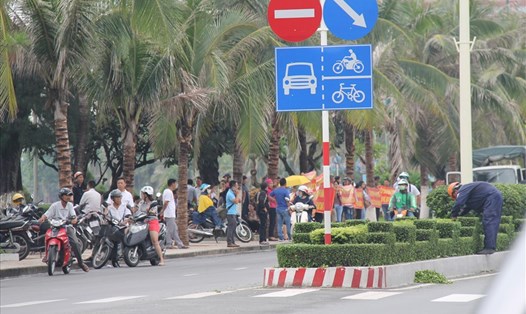 Cư dân mua nhà tại dự án HQC Nha Trang tập trung trước trụ sở UBND tỉnh nhờ chính quyền tỉnh can thiệp, bảo vệ quyền lợi. Ảnh: PV