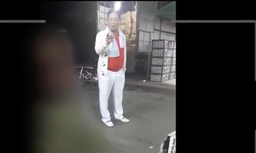 Hưng "kính", người bị phản ánh là đứng đầu đội ngũ bảo kê ở chợ Long Biên. Ảnh: Cắt từ clip VTV.
