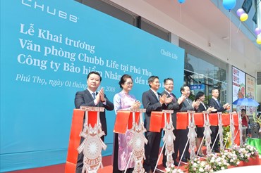 Đại diện Chubb Life Việt Nam cắt băng khai trương văn phòng kinh doanh mới tại Phú Thọ.