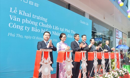 Đại diện Chubb Life Việt Nam cắt băng khai trương văn phòng kinh doanh mới tại Phú Thọ.