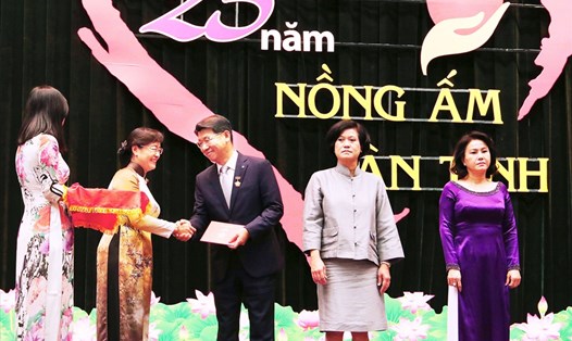 Ông Back Jong Kook, Chủ tịch HĐTV kiêm Tổng Giám Đốc Hanwha Life Việt Nam nhận huy hiệu vì có thành tích đóng góp cho sự nghiệp xây dựng và bảo vệ TP.HCM.
