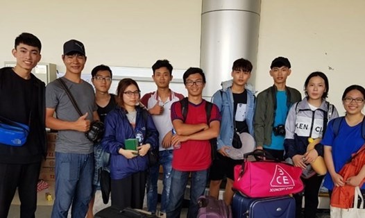 10 sinh viên Việt Nam tại sân bay Palu. Ảnh: Cơ quan chức năng Indonesia cung cấp