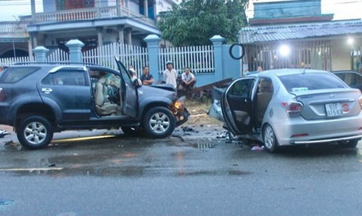 Hai xe ô tô đâm vào nhau khiến 7 người thương vong. Ảnh: Vietnamnet.
