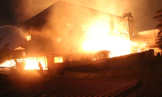 Lửa cháy lan sang nhà 3 tầng chứa kho thành phẩm, hiện nhà này đã bị đổ sụp.