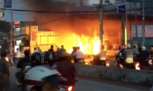 Hình ảnh ngọn lửa bao trùm cây xăng trên đường Phan Văn Hớn được người dân ghi lại.