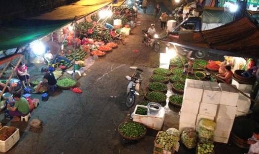 Chợ Long Biên về đêm. Ảnh: Zing